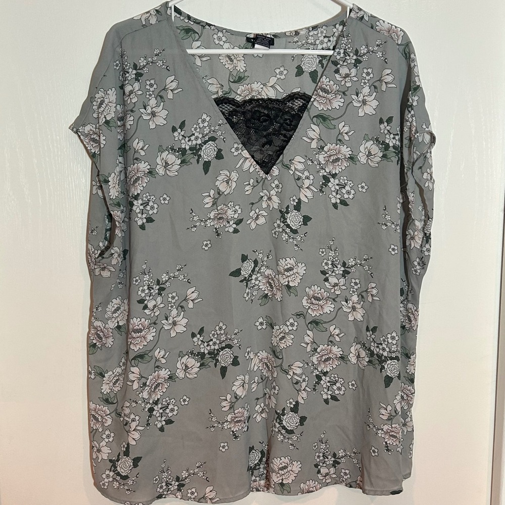 Torrid Sage Grey Floral V-Neck Blouse with Black Lace Inset Size 2‎ Short Slv